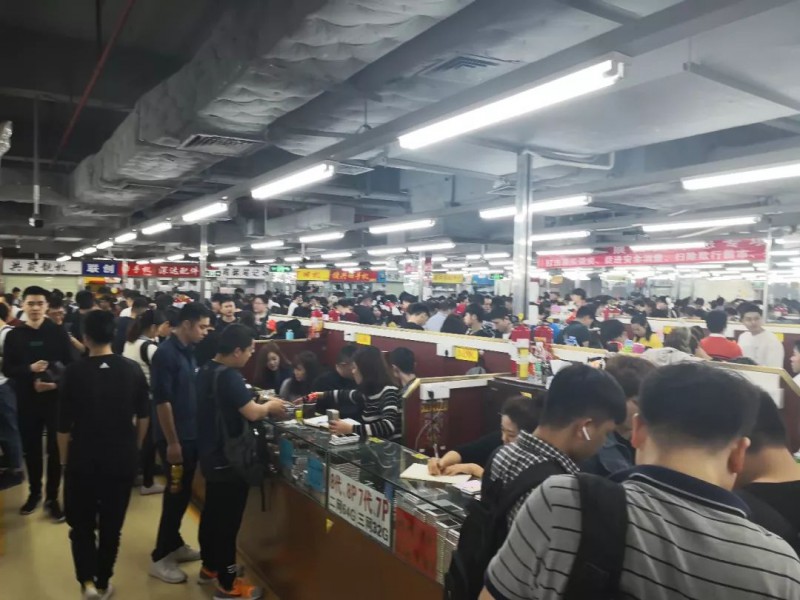 深圳華強(qiáng)北關(guān)鋪潮調(diào)查：有人年入百萬，有人9個(gè)檔口關(guān)至2個(gè)
