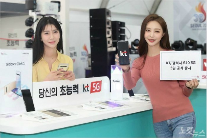 據(jù)韓國媒體報(bào)道稱，雖然韓國上周開始了5G移動(dòng)網(wǎng)絡(luò)服務(wù)的正式商用，但距離全國用戶從超高速服務(wù)中受益，尚有一段很長(zhǎng)的路要走。因?yàn)槟壳暗母采w率并不是很廣。