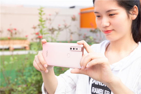 潮美外觀+全新拍照體驗(yàn)！vivo S1寵愛粉照亮你的美