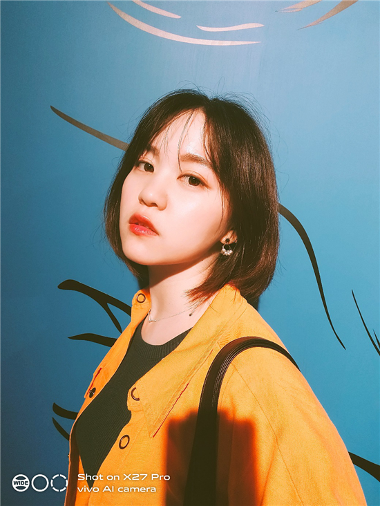 使用X27 Pro 3200萬像素透明光效升降攝像頭自拍