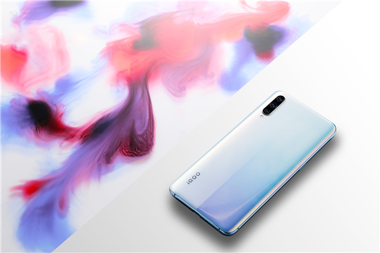 銀翼天使高顏值 iQOO全新羽光白配色明日開售