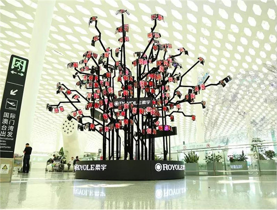 柔性屏技術(shù)落戶深圳機(jī)場(chǎng)，新應(yīng)用場(chǎng)景打破行業(yè)限制