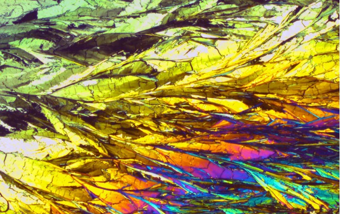 重大突破：科學(xué)家用偏振光讓OLED屏幕功耗降低一倍