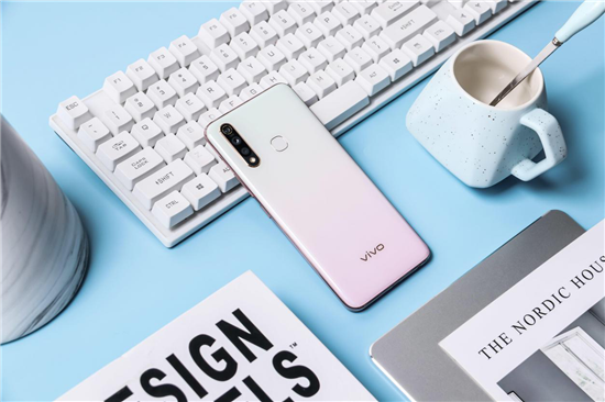 全新漸變色設(shè)計，vivo Z5x幻彩粉再造色彩美學(xué)