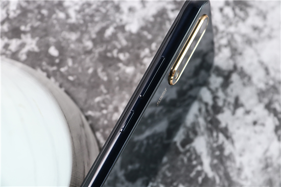 好看與好用可同時(shí)兼顧，vivo Y7s琉璃黑新品開(kāi)售