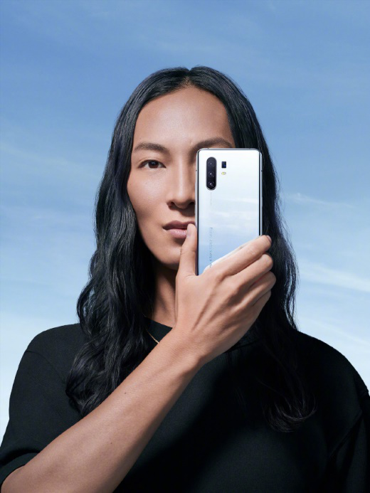 2020時(shí)尚出街必備？眾多明星曬vivo X30系列aw聯(lián)名限定版手機(jī)