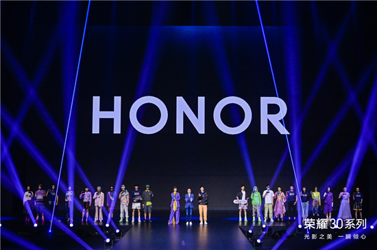 榮耀30系列的驚艷絕倫，讓榮耀為其舉辦了一場秀