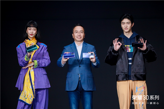 榮耀30系列的驚艷絕倫，讓榮耀為其舉辦了一場秀
