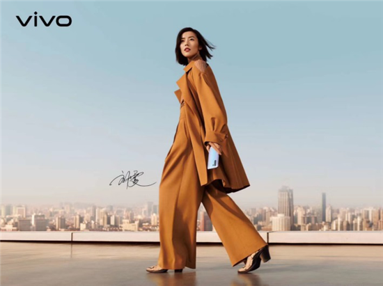 vivo X30新配色虹影美圖來(lái)襲，把雨水洗過的天空鎖進(jìn)手機(jī)背殼里