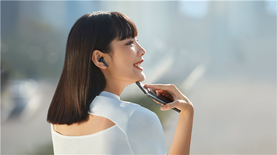 　　作為在6月1日vivo夏季新品發(fā)布會(huì)上正式亮相的產(chǎn)品，vivo TWS Neo真無(wú)線耳機(jī)一直是最近音頻市場(chǎng)上的焦點(diǎn)。這款售價(jià)為499元的真無(wú)線耳機(jī)主打好音質(zhì)和低延遲，搭載的14.2mm超大單元可以帶來(lái)澎湃的聲音表現(xiàn)；而搭配vivo最新影像旗艦手機(jī)X50后，更是可以實(shí)現(xiàn)88ms超低延遲，無(wú)論是游戲還是追劇，都可以做到音畫(huà)同步，大大提升用戶使用感受。 　　 　　對(duì)于一款真無(wú)線耳機(jī)來(lái)說(shuō)，限于產(chǎn)品體積、使用環(huán)境、腔體和電池等諸多因素的影響，絕大多數(shù)的真無(wú)線耳機(jī)都或多或少的會(huì)出現(xiàn)延遲的問(wèn)題。vivo TWS Neo真無(wú)線耳機(jī)的推出，則致力于通過(guò)技術(shù)創(chuàng)新打造接近無(wú)感的「穩(wěn)定低延遲」體驗(yàn)。 　　 　　vivo TWS Neo真無(wú)線耳機(jī)與最新發(fā)布的vivo X50手機(jī)搭配使用時(shí)，通過(guò)第二代雙路傳輸技術(shù)與系統(tǒng)級(jí)全鏈路優(yōu)化，可以實(shí)現(xiàn)88ms的超低延遲表現(xiàn)，這一成績(jī)是刷新業(yè)界記錄。而從用戶的具體使用感受中，無(wú)論是游戲還是觀看視頻，vivo TWS Neo真無(wú)線耳機(jī)都可以做到行云流水、音畫(huà)同步的人機(jī)暢快合一感受。 　　 　　不僅如此，vivo TWS Neo真無(wú)線耳機(jī)還支持全新的智能動(dòng)態(tài)低延遲功能，這一功能可以讓耳機(jī)根據(jù)用戶周圍的環(huán)境智能調(diào)整碼率。通過(guò)機(jī)場(chǎng)實(shí)測(cè)，平均卡音次數(shù)可較傳統(tǒng)真無(wú)線耳機(jī)轉(zhuǎn)發(fā)模式降低90%，即便用戶在復(fù)雜環(huán)境也能保障更穩(wěn)定連接，全程無(wú)需手動(dòng)干預(yù)，無(wú)處不在而又自然無(wú)感。 　　 　　vivo TWS Neo真無(wú)線耳機(jī)在 vivo 官方商城、vivo京東自營(yíng)官方旗艦店、iQOO京東自營(yíng)官方旗艦店、vivo京東官方旗艦店、iQOO京東官方旗艦店、vivo天貓官方旗艦店、iQOO天貓官方旗艦店、vivo手機(jī)蘇寧自營(yíng)旗艦店、iQOO手機(jī)蘇寧自營(yíng)旗艦店、vivo體驗(yàn)店同步熱銷中，售價(jià)499元，感興趣的用戶可以下單體驗(yàn)。另外，在上述渠道與部分vivo手機(jī)同時(shí)下單購(gòu)買，可享更多優(yōu)惠。