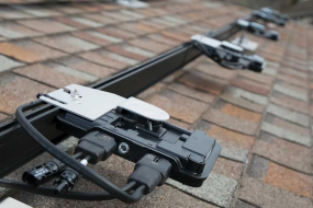 微逆價(jià)格戰(zhàn)硝煙漸濃，Enphase、德業(yè)、昱能近身“三國(guó)殺”